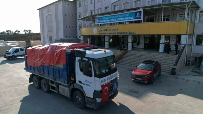 Her gün 300 aile yardım götürüyorlar