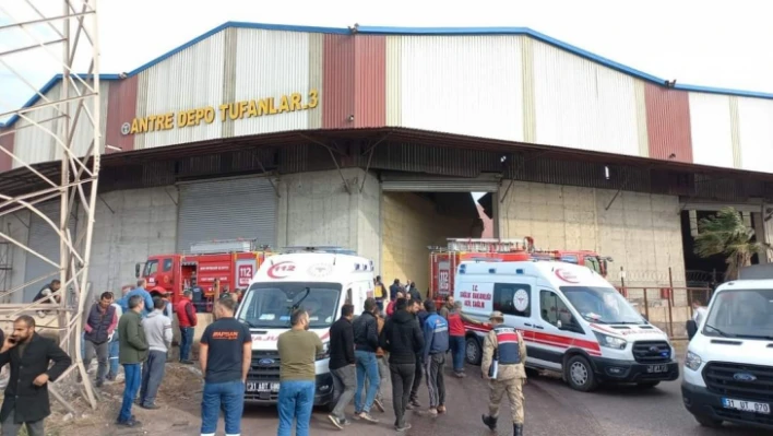 İskenderun'da çatı çöktü ! Tır şoförünün buğday altından çıkarılma çabaları cep telefonu kamerasında