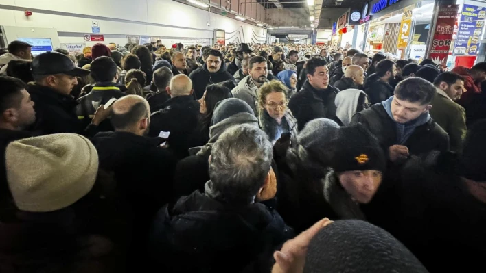 İstanbul'da kar yağışı sonrası hayat durdu! Toplu taşımada izdiham yaşanıyor..