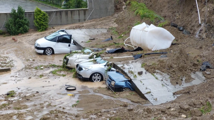 İstinat duvarı 5 aracın üzerine devrildi
