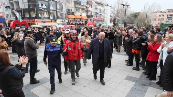 İZBAK ekipleri belediye önünde alkışlarla karşılandı