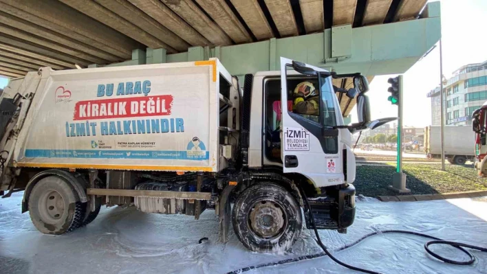 İzmit Belediyesi'nin çöp kamyonunda yangın çıktı