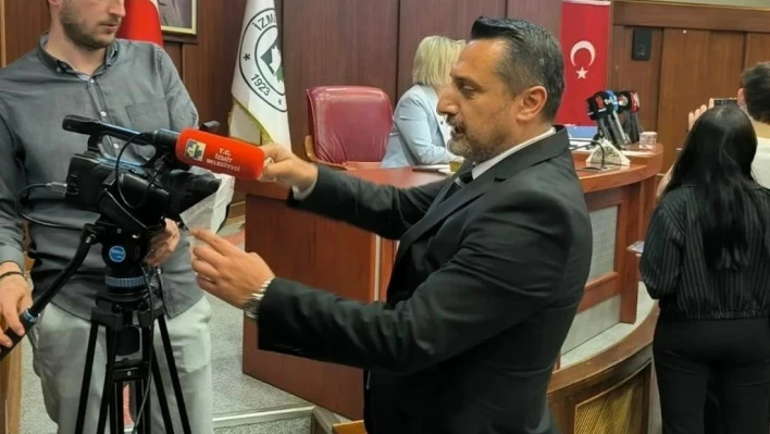 İzmit Belediyesi'nin meclisinde bantlı gönderme