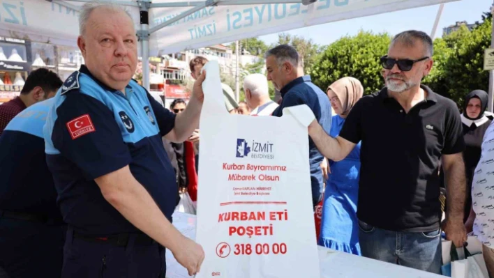 İzmit Belediyesi vatandaşlara 40 bin kurban poşeti dağıttı