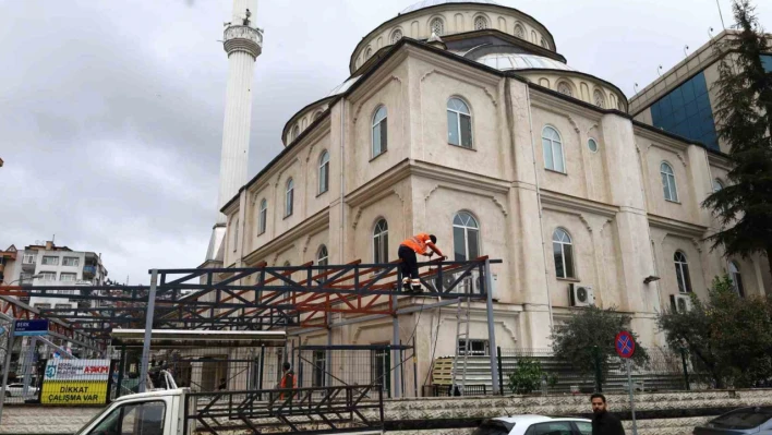 İzmit Eren Cami'ne yeni sundurma