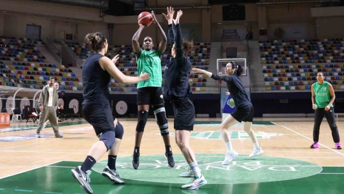 İzmit'in kadın basketbolcuları rotayı Nesibe Aydın maçına çevirdi