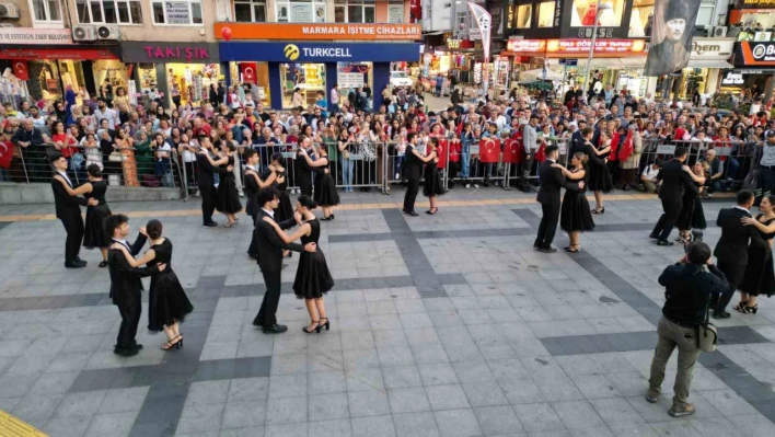 İzmit'te vals gösterisi