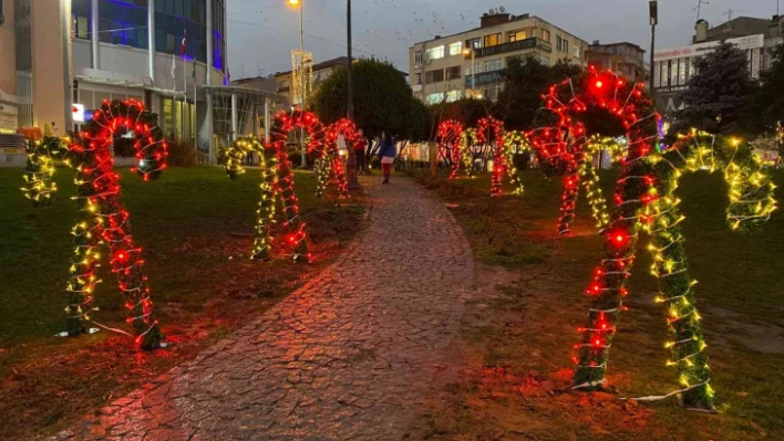 İzmit, yılbaşı öncesi renk cümbüşüne döndü