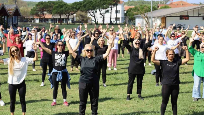 İzmitli kadınlar zumba etkinliği ile hem eğlendi hem spor yaptı