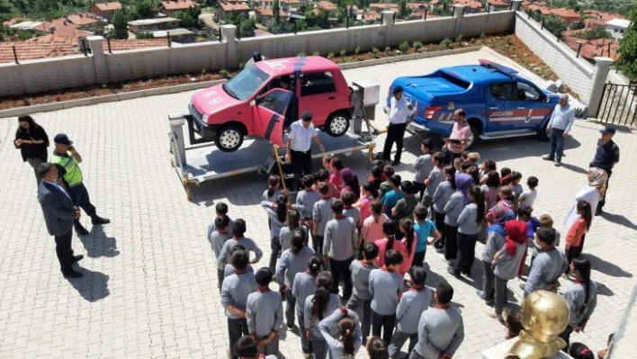 Jandarmadan ortaokul ve ilkokul öğrencilerine trafik eğitimi