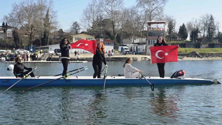 Kadın gazeteciler 8 Mart etkinliğinde kürek çekti