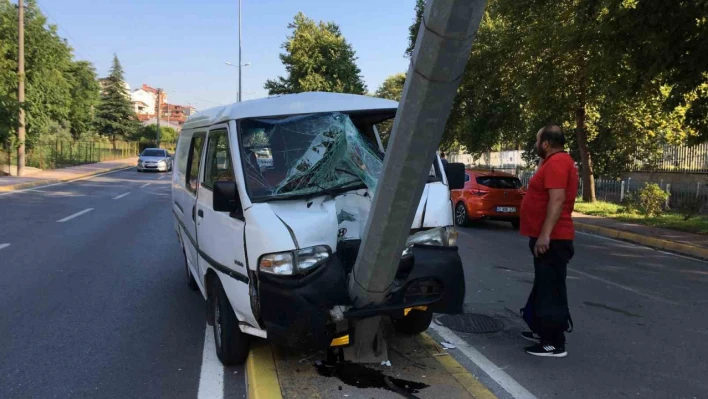 Kamyonet aydınlatma direğine saplandı: 1 yaralı