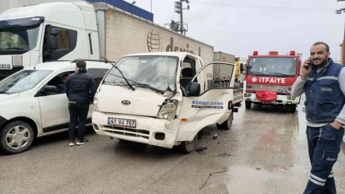 Kamyonet park halindeki tıra çarptı: 1 yaralı