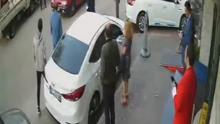  Kamyonetin bagajını açarken şoku yaşadı yanındaki kişi ölümden döndü 