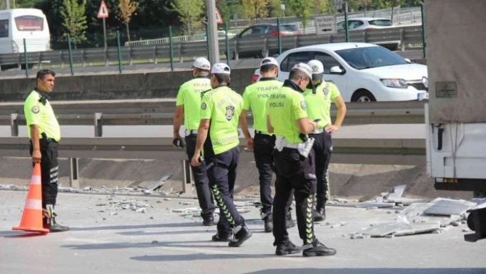 Kamyonetten yola düşen mermerler trafik polisini yaraladı