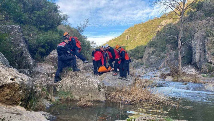 Kanyonda ailesiyle gezerken düşen şahıs 2 saatte kurtarıldı