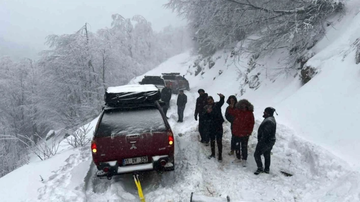 Karda mahsur kalanlar kurtarıldı