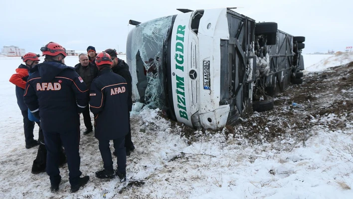 Kars'ta yolcu otobüsü devrildi: 23 yaralı