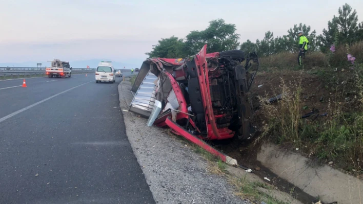 Karşı şeride geçen tır, otobüsle kafa kafaya çarpıştı: 2 ölü, 6'sı ağır 20 yaralı