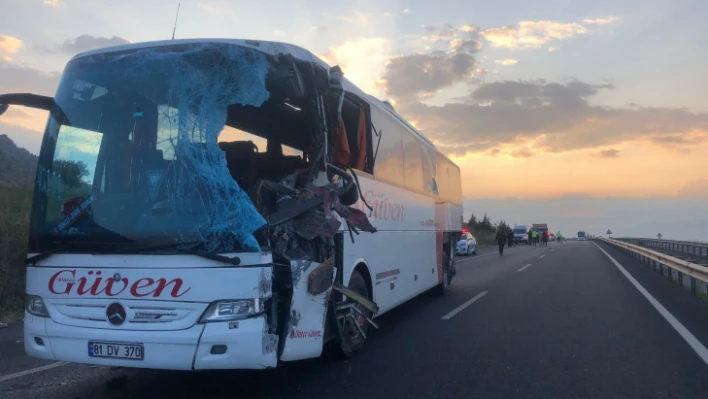 Karşı şeride geçen tır, otobüsle kafa kafaya çarpıştı: 2 ölü, 6'sı ağır 20 yaralı