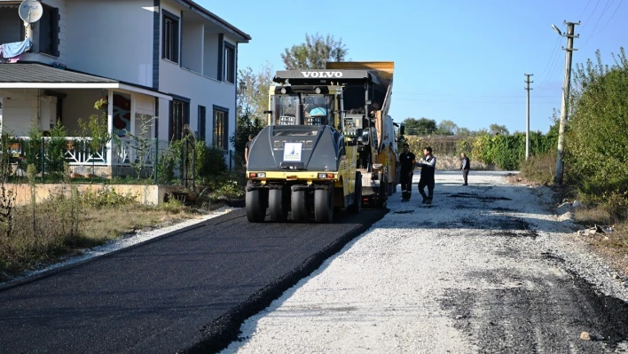 Kartepe'de 5 caddeye 3 bin 250 ton asfalt