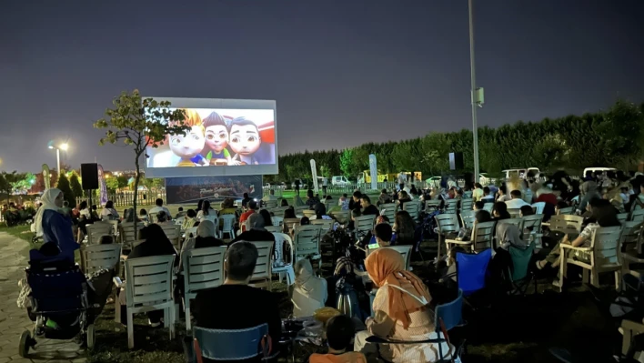 Kartepe'de çocuklar sinema keyfi yaşadı