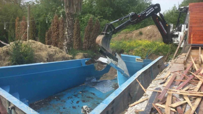 Kartepe'de kaçak bungalovlar yıkıldı