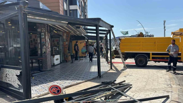 Kartepe'de ruhsatsız genişletilen iş yerlerine yıkım