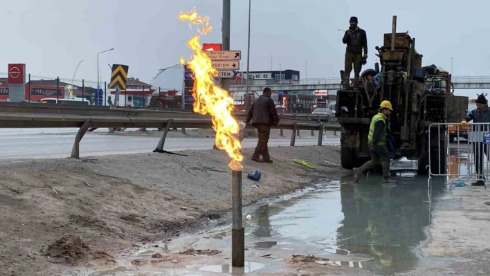 Kartepe'de yer altından yine gaz çıktı, ekipler kontrollü olarak yaktı