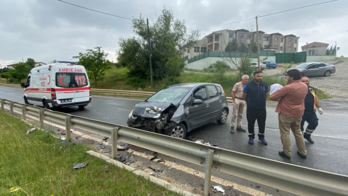 Kavşakta iki otomobil çarpıştı: 1'i bebek 3 yaralı