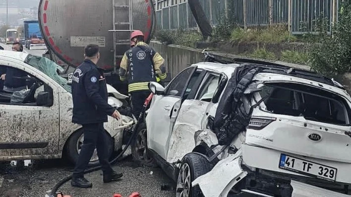 Kayganlaşan yolda feci kaza: 1'i ağır 3 yaralı