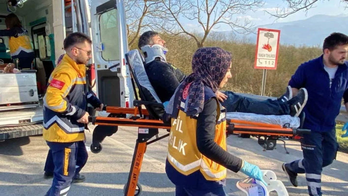 Kaza yapan aracın parçaları ağaçta asılı kaldı: 1'i bebek 4 yaralı