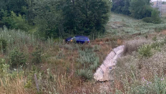 Kaza yapan otomobil, yeşil alana savruldu