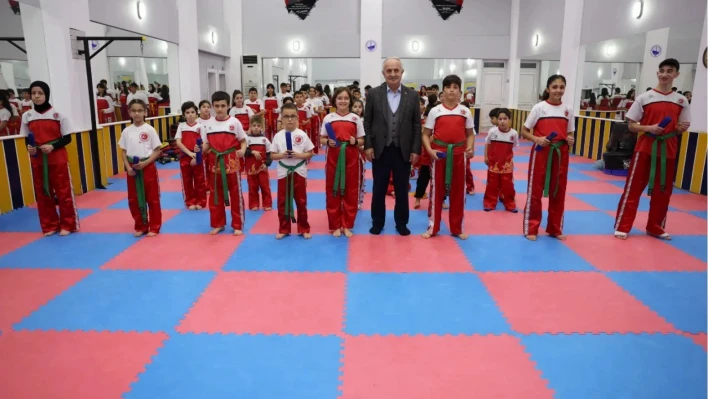 Kick boks sporcuları kuşak sevinci yaşadı