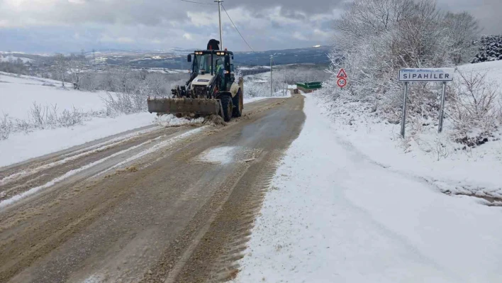 Kırsalda yolların kapanmaması için ekipler seferber