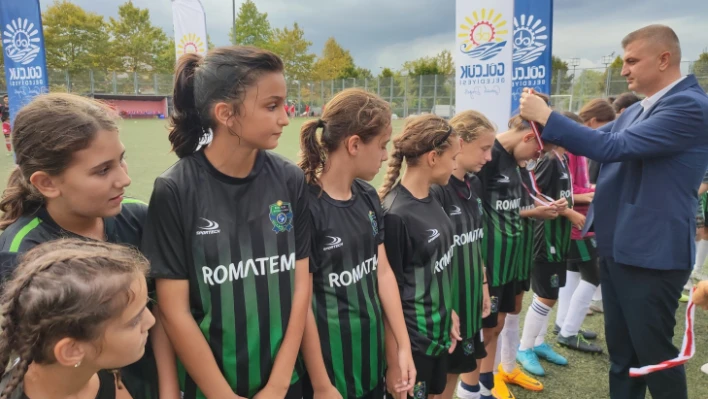 Kocaeli Bayan Futbol Takımı turnuvanın şampiyonu