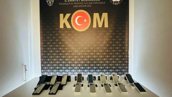 Kocaeli'de 1.5 milyon TL değerinde 15 kaçak cep telefonu ele geçirildi