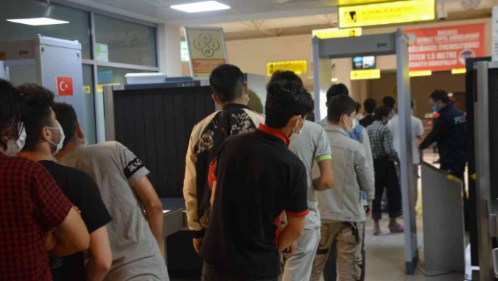 Kocaeli'de 25 düzensiz göçmen sınır dışı edildi