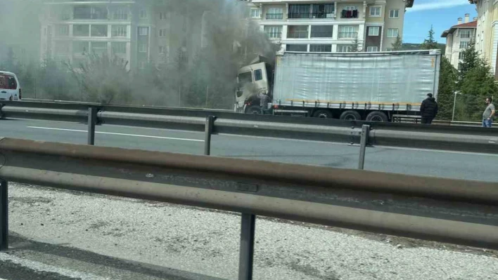 Kocaeli'de alevlere teslim olan tır, itfaiye ekiplerince söndürüldü