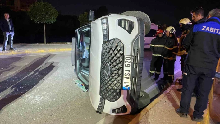 Kocaeli'de alkollü sürücünün kullandığı cip elektrik direğine çarpıp yan yattı: 2 yaralı