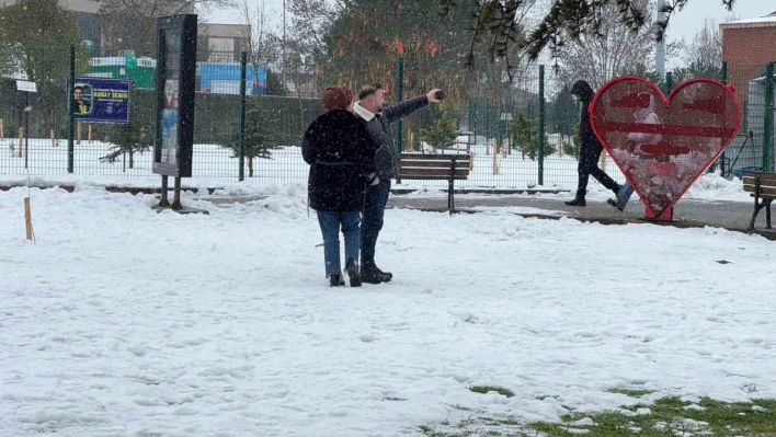 Kocaeli'de aralıklarla kar yağışı etkili oldu