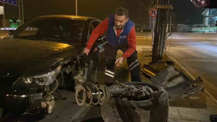 Kocaeli'de aydınlatma direğine çarpan otomobilin tekerleği koptu: 3 yaralı