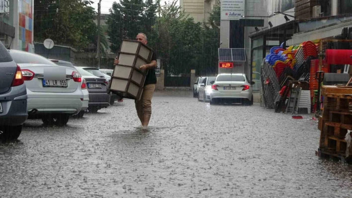 Kocaeli'de cadde ve sokaklar sular altında kaldı, vatandaşlar zor anlar yaşadı