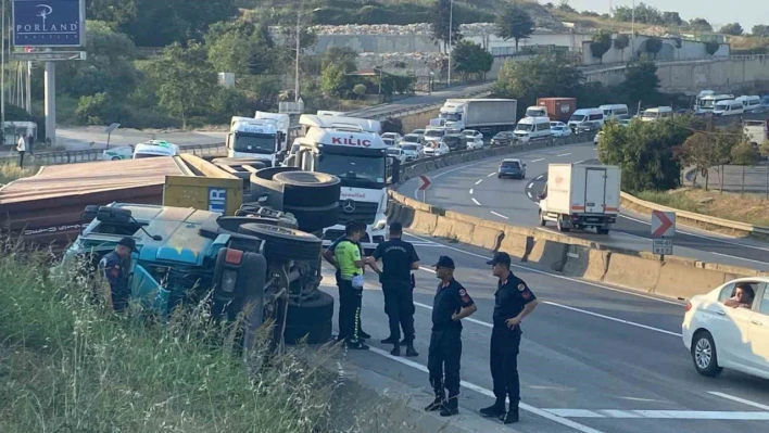 Kocaeli'de devrilen tırdan fırlayan sürücü öldü