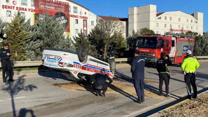 Kocaeli'de direğe çarpan jandarma aracı takla attı: 2 jandarma yaralı