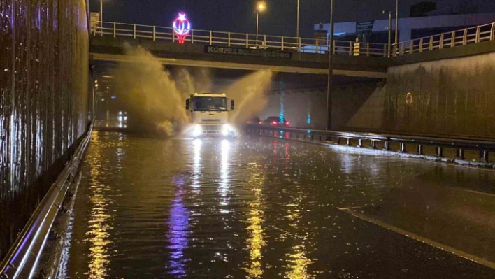 Kocaeli'de etkili olan yağmur caddeleri sular altında bıraktı