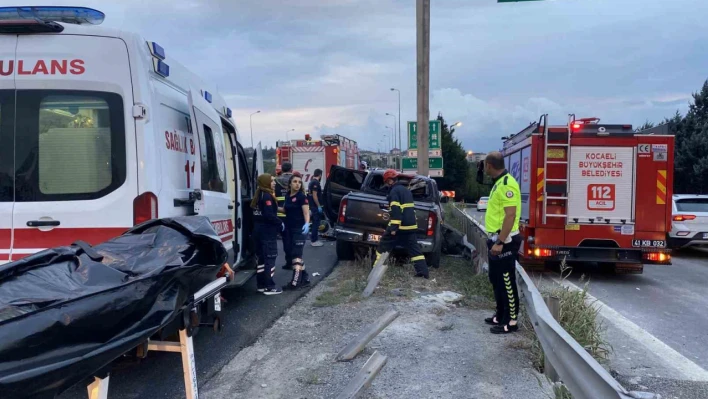 Kocaeli'de feci kaza: Araç bariyere saplandı, sürücü hayatını kaybetti