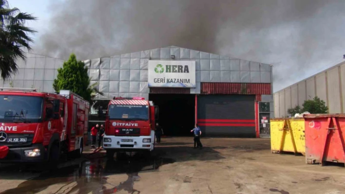 Kocaeli'de geri dönüşüm tesisindeki yangın kontrol altına alındı