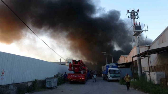 Kocaeli'de geri dönüşüm tesisinde yangın