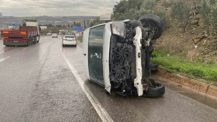 Kocaeli'de işçi servisi devrildi : 1'i ağır 9 yaralı